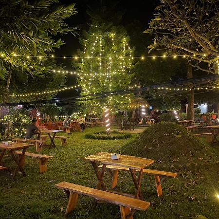 Hotel Tharu Garden And Beer Bar 奇旺 外观 照片
