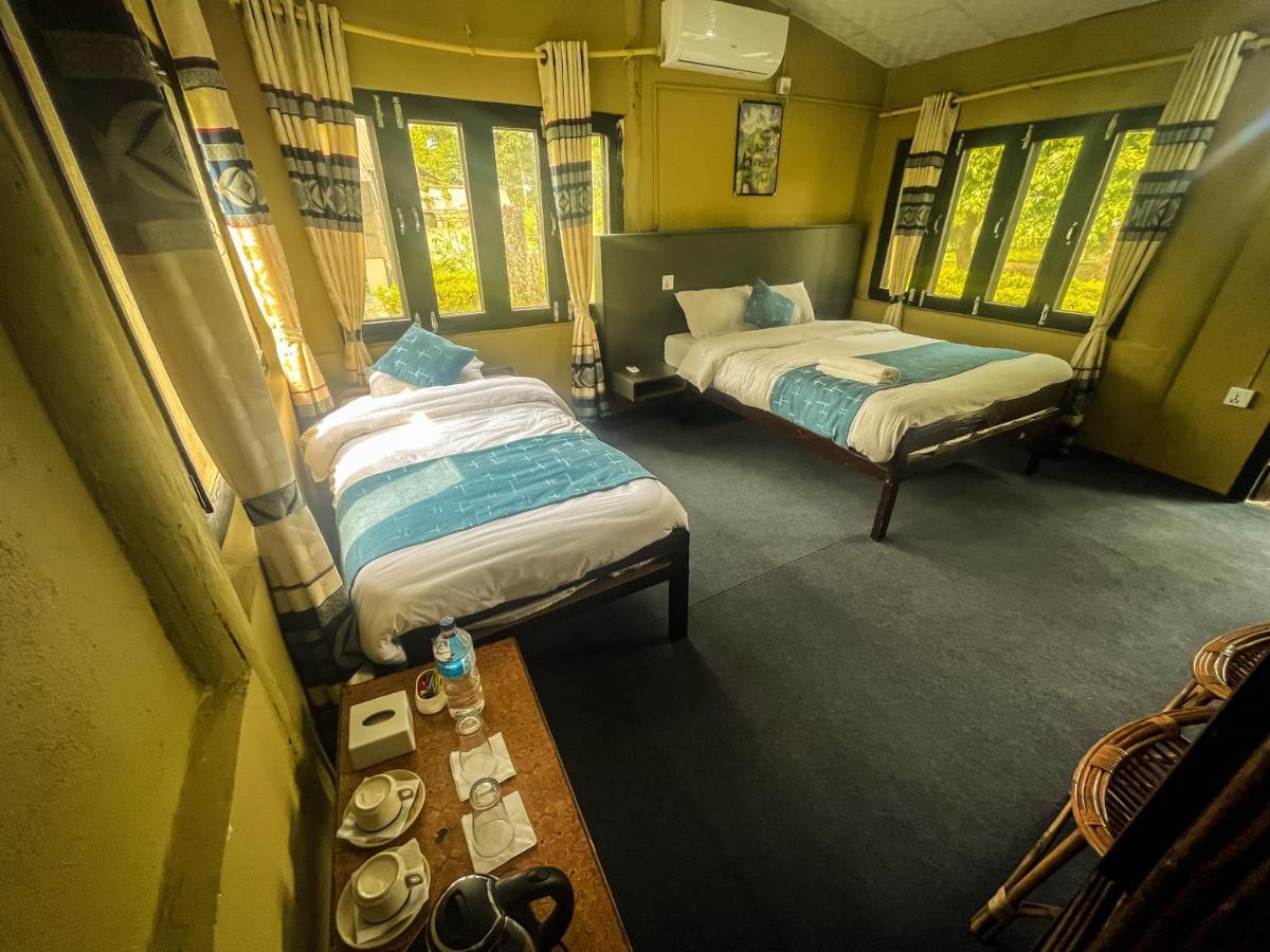 Hotel Tharu Garden And Beer Bar 奇旺 外观 照片