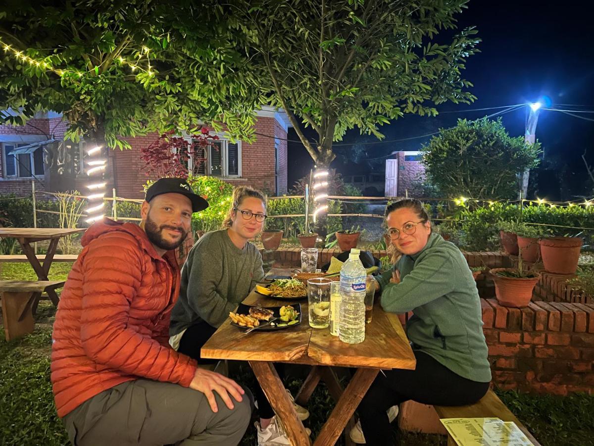 Hotel Tharu Garden And Beer Bar 奇旺 外观 照片