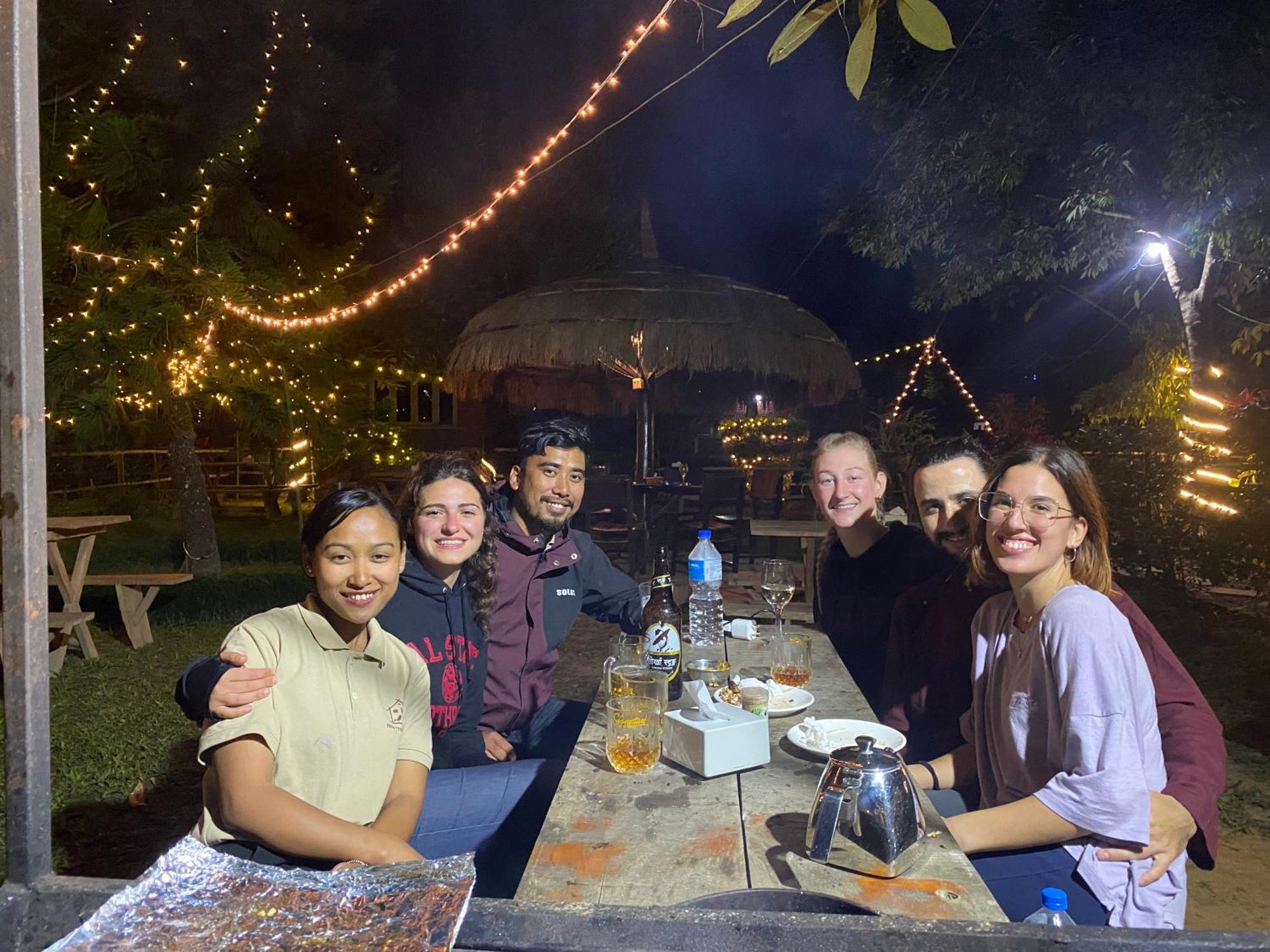 Hotel Tharu Garden And Beer Bar 奇旺 外观 照片