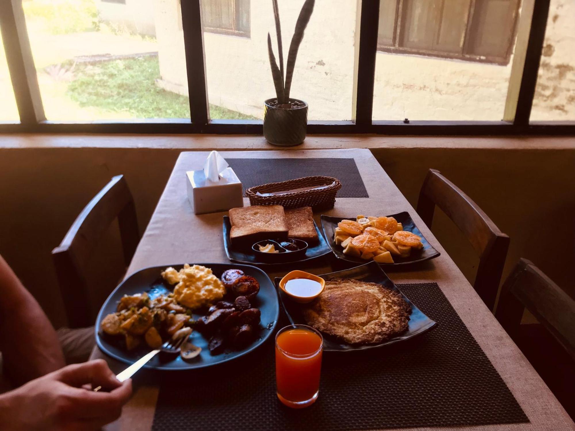 Hotel Tharu Garden And Beer Bar 奇旺 外观 照片