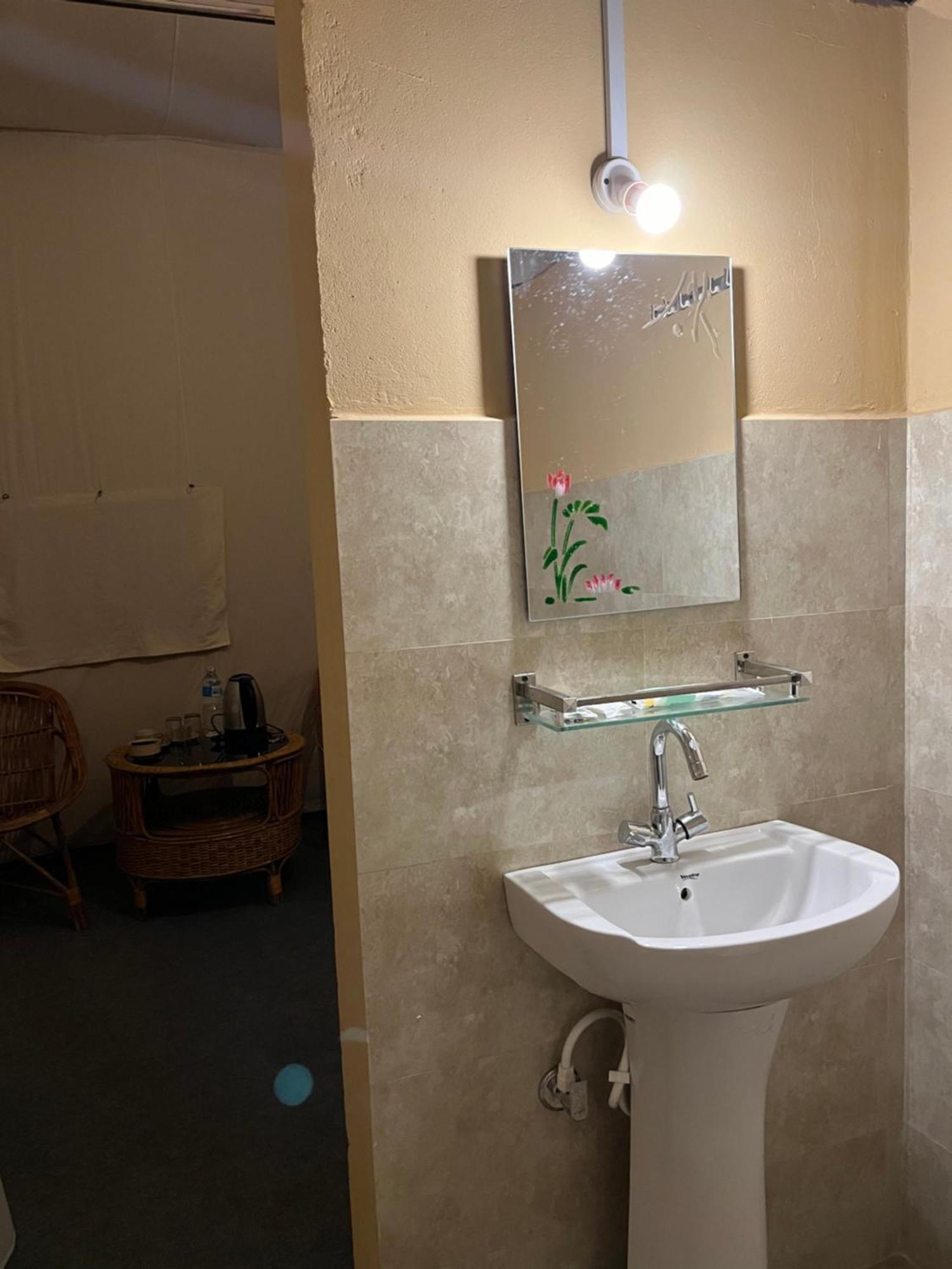 Hotel Tharu Garden And Beer Bar 奇旺 外观 照片